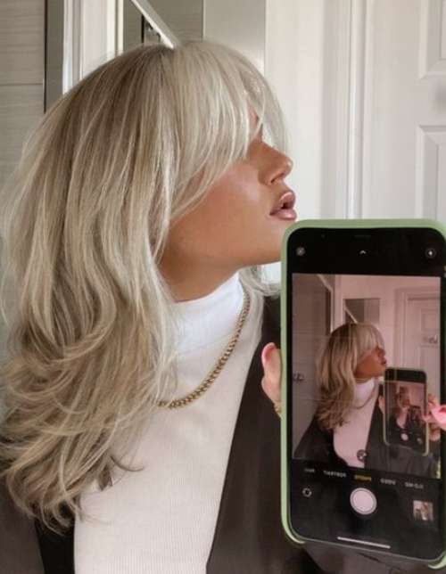 Coupe de cheveux volumineuse en cascade