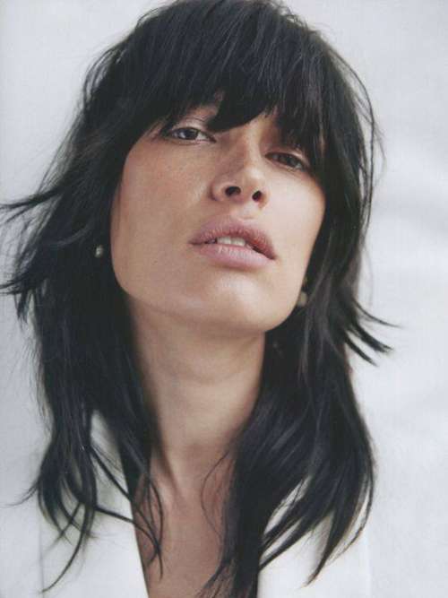 Brune avec coupe de cheveux de loup