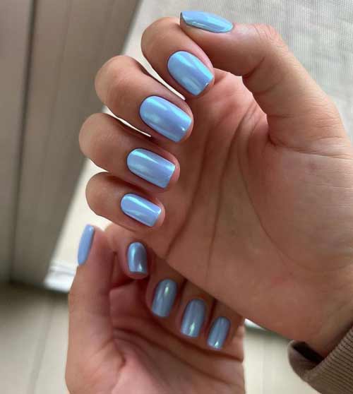 Manucure bleue courte avec frottement