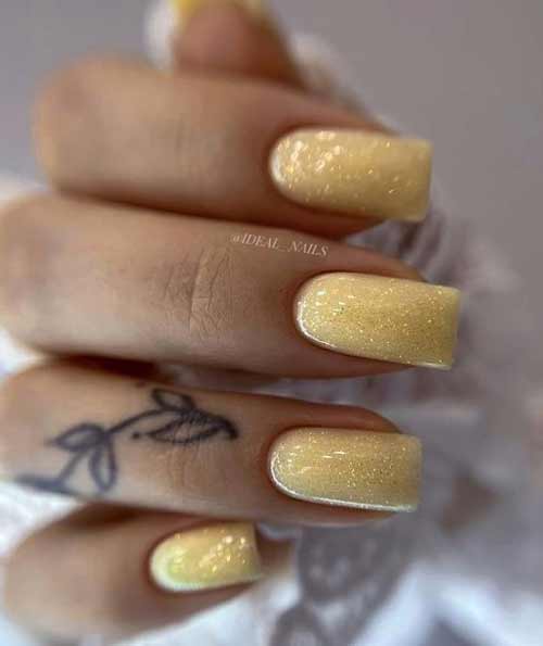 Manucure carré jaune clair