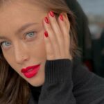 Manucure avec vernis gel rouge