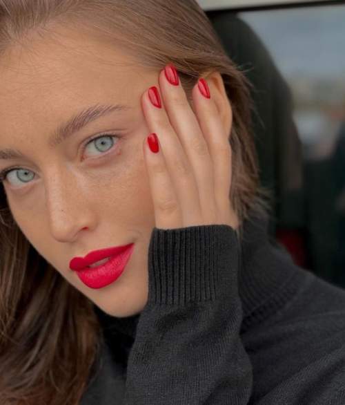 Manucure avec vernis gel rouge