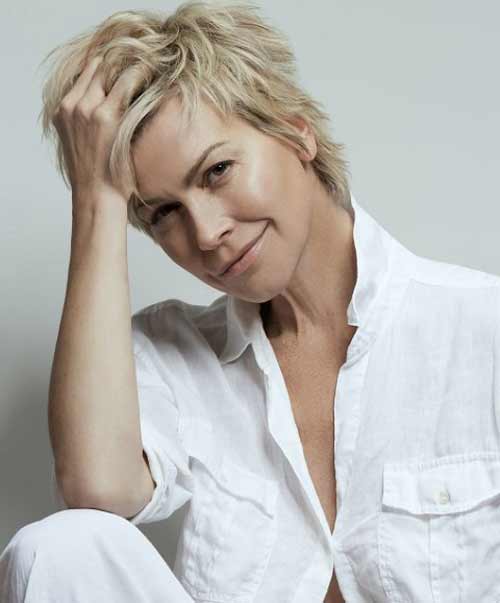 Coupe de cheveux longue Pixie à l'arrière de la tête