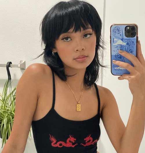 Frange à la mode avec une coupe de cheveux de lutin allongée