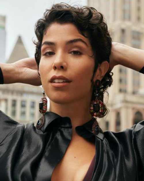 coupe courte cheveux bouclés