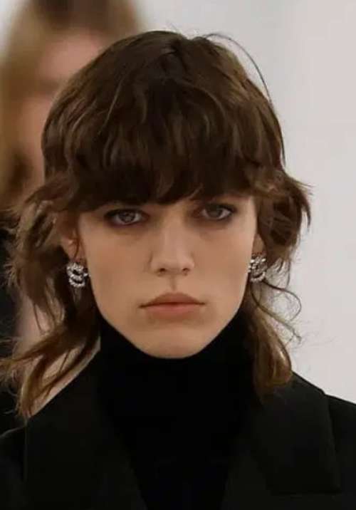 Coupe de cheveux de loup lors de défilés de mode