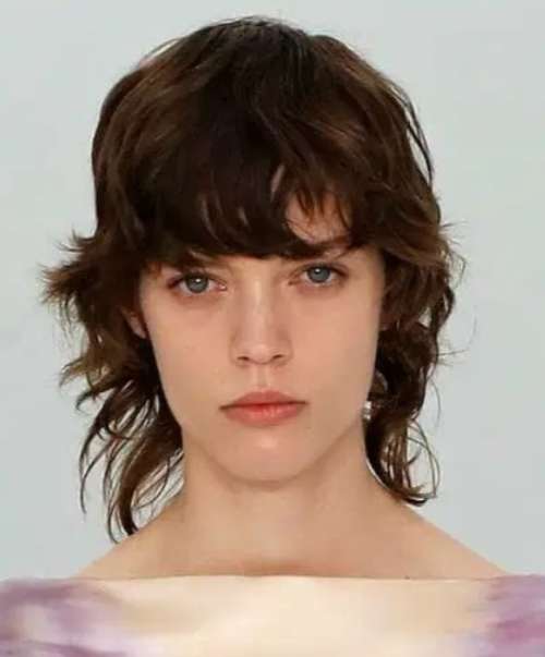 Style de coupe de cheveux de loup des défilés de mode