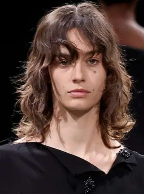 Coupe de cheveux jeunesse sous le loup jusqu'aux épaules