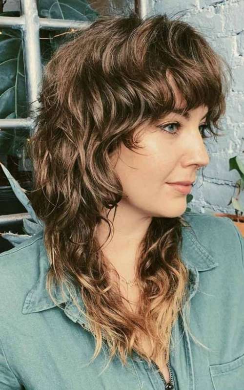 Coupe de cheveux bouclés sous les épaules