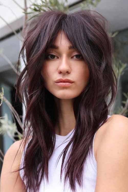 Coupe de cheveux en couches à la mode avec une frange