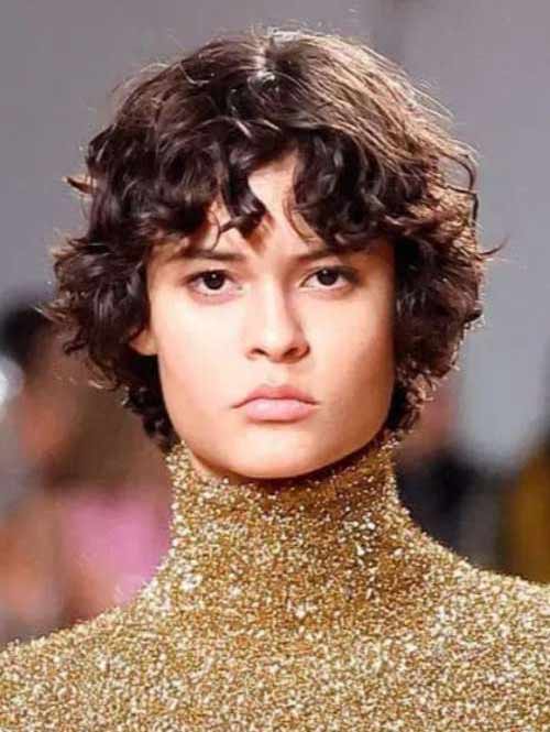 Coupe courte pour cheveux bouclés
