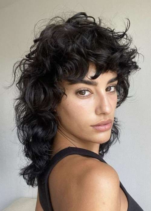 Coupe de cheveux bouclés pour les filles