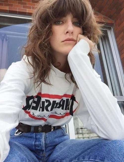 Style de coupe de cheveux de loup pour les filles