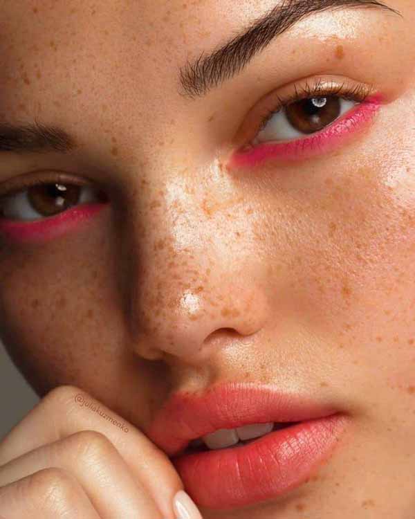 Flèches le long du bord inférieur des cils