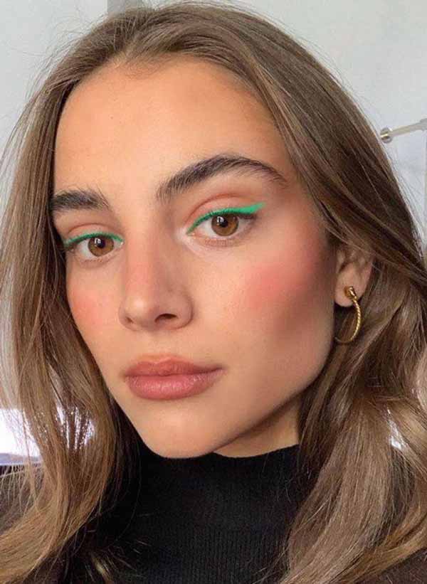 Maquillage avec des flèches vertes colorées