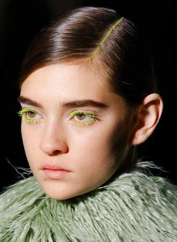 Tendance faux cils fluo