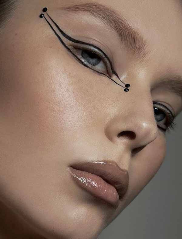 Maquillage des yeux avec des flèches pointues