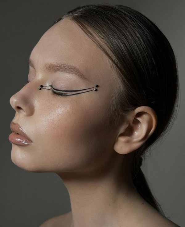 Tendance flèches longues pour les yeux