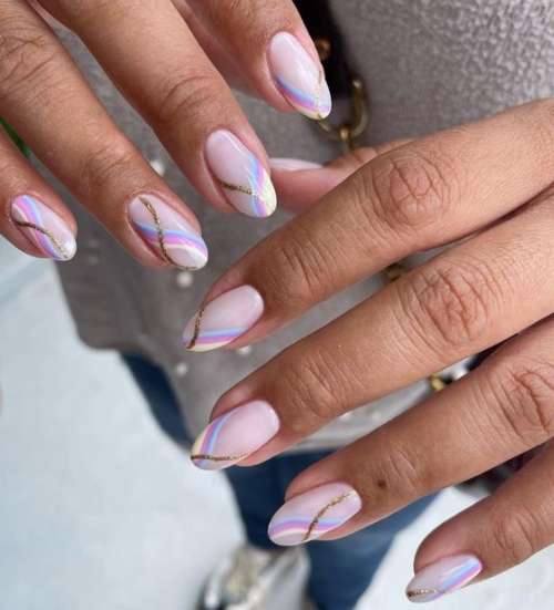 Manucure aux rayures pastel