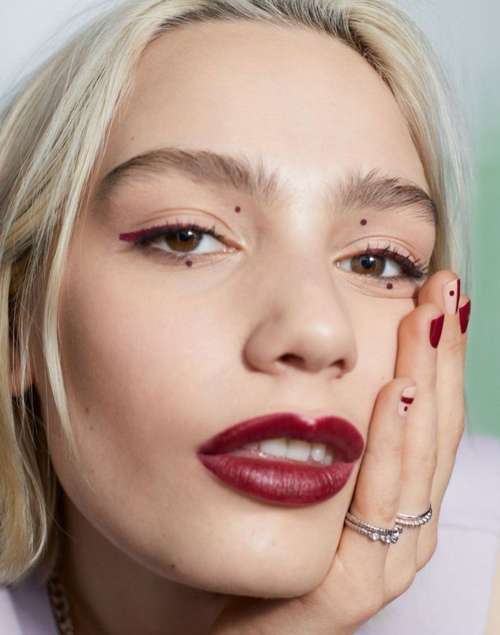 Manucure printanière rouge élégante