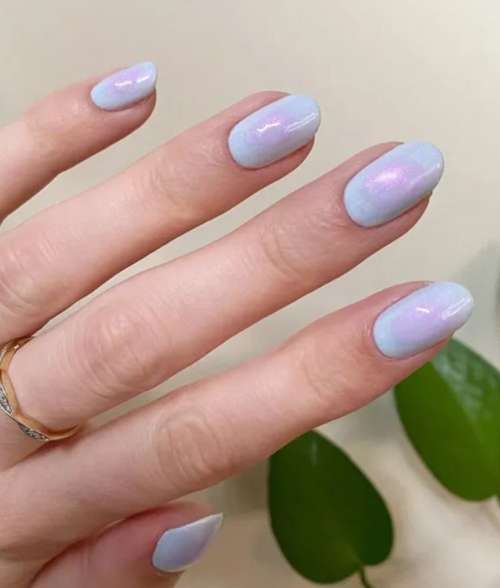 Manucure lilas délicate avec aura