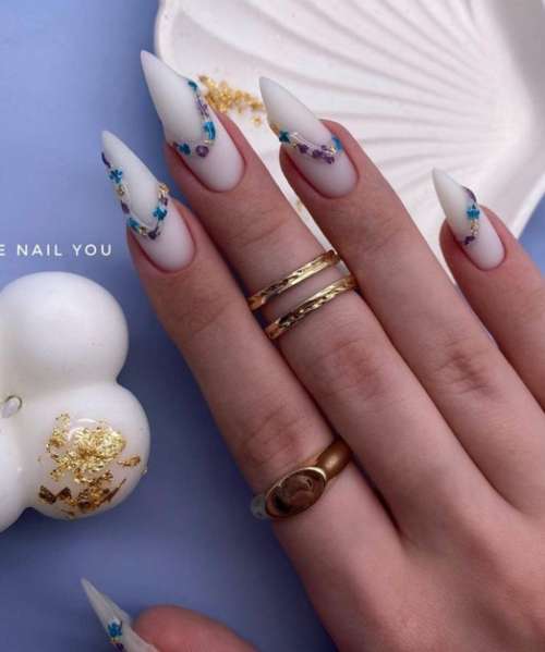 Manucure volumétrique aux fleurs séchées