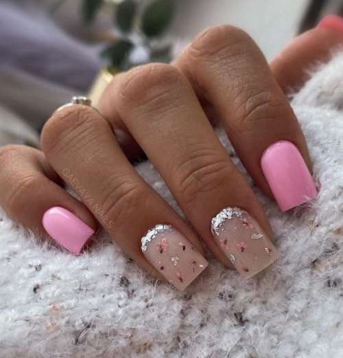 Manucure rose aux fleurs séchées