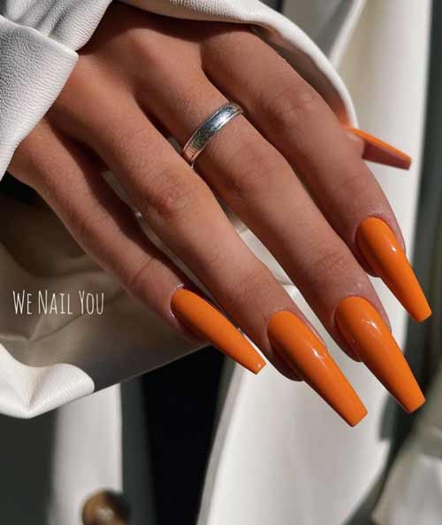 Manucure orange élégante