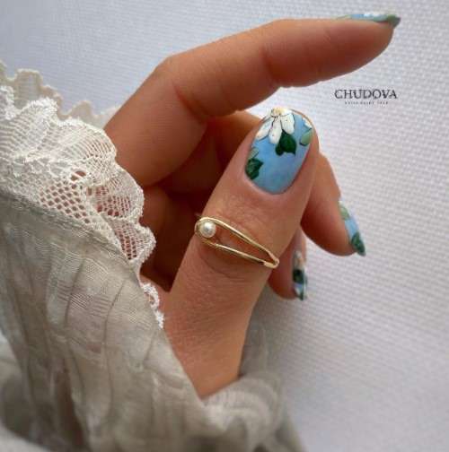 Motif printanier sur les ongles