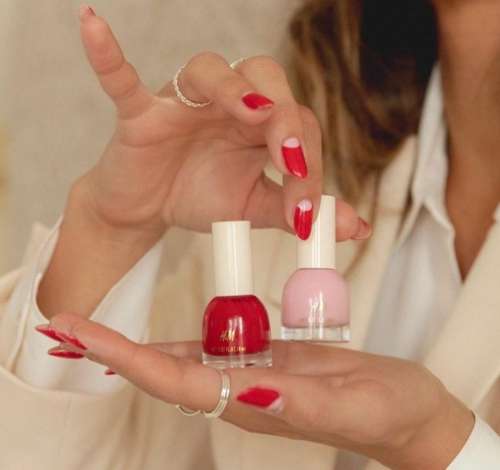 L'association du rose et du rouge dans la tendance manucure