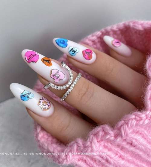 Manucure au lait avec dessins