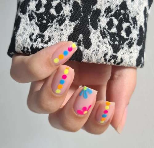 Manucure aux fleurs lumineuses