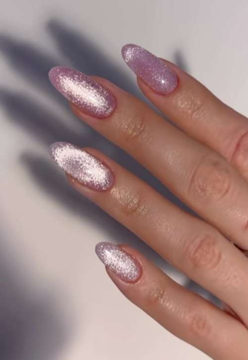 Manucure rose brillant pour le printemps