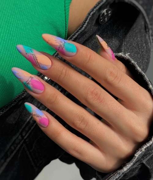 Manucure printanière élégante et mate