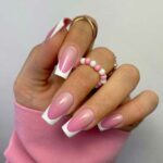 Veste blanche sur une forme carrée