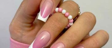 Veste blanche sur une forme carrée