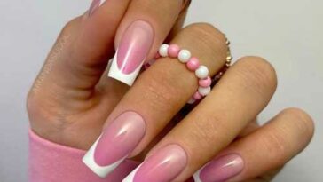 Veste blanche sur une forme carrée