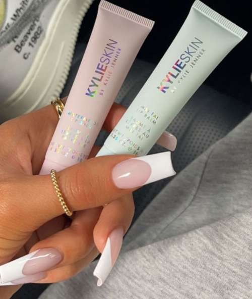 Veste blanche avec un grand sourire