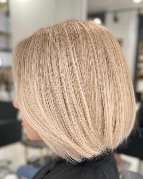 Technique à la mode de teinture des cheveux dans une couleur claire