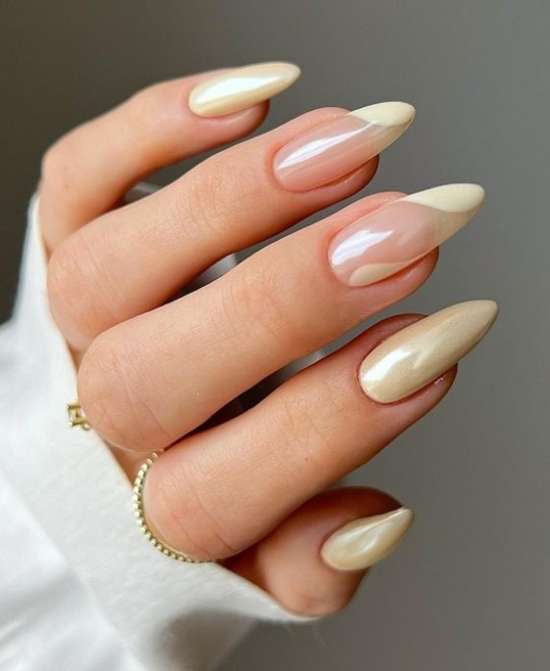 Manucure jaune clair avec frottement