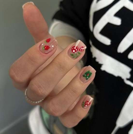 Manucure aux motifs estivaux