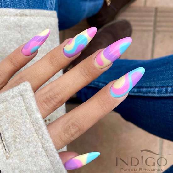 Manucure d'été aux amandes