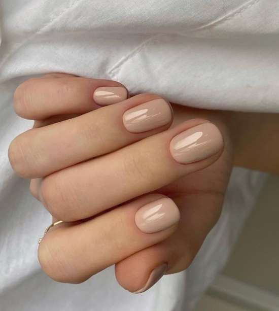 Manucure été 2023 pour ongles courts - couleur nude