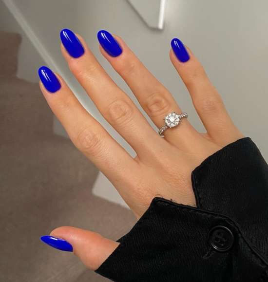 Ongles courts d'été manucure bleu vif