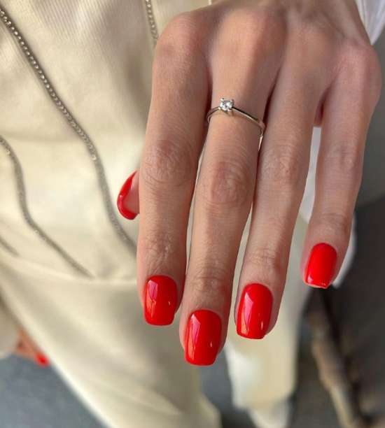 Manucure rouge d'été