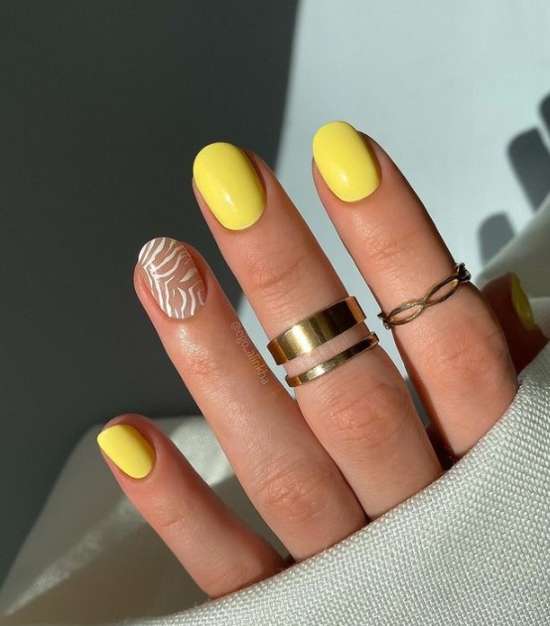 Manucure jaune avec un motif