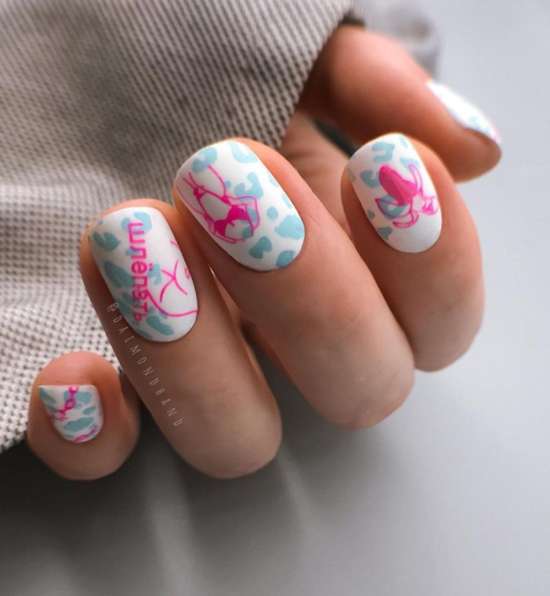 Dessins d'ongles courts d'été manucure