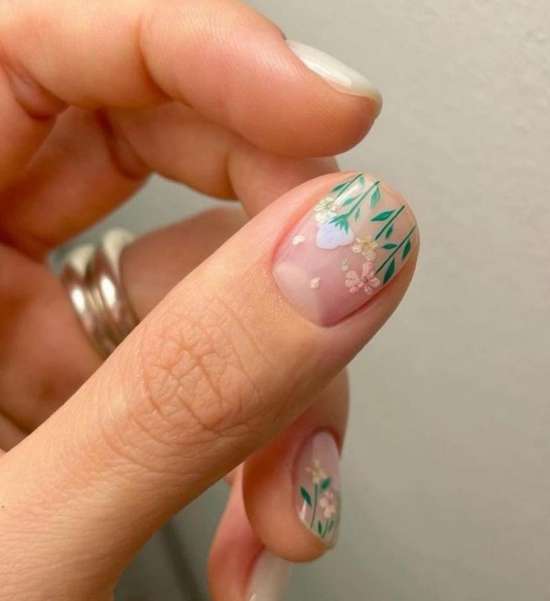 Nouvelle manucure courte d'été