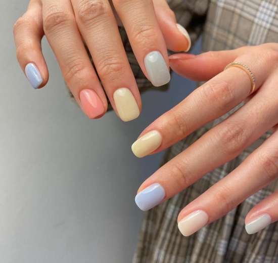 Manucure d'été multicolore pastel