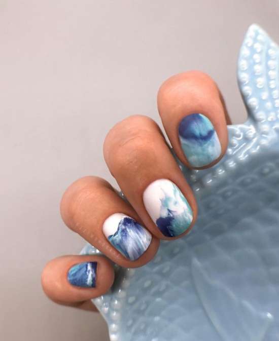 Ongles courts imprimés marins